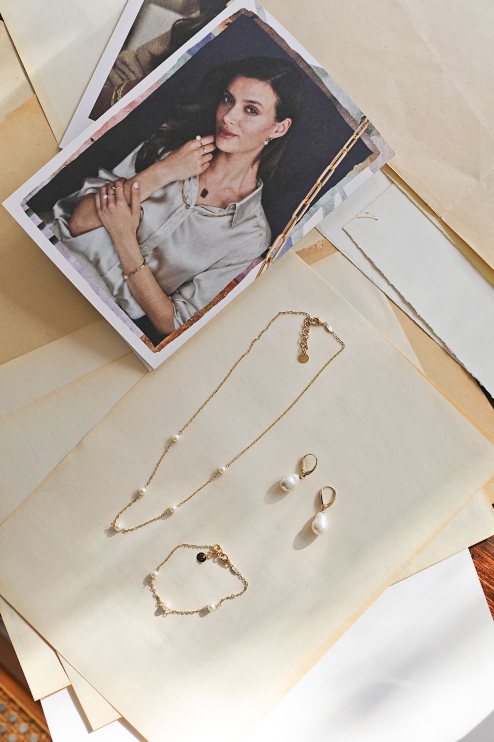 Naszyjnik złoty z perełkami pr 585, D0GM10805 N Złoty naszyjnik 585 celebrytka z pięcioma małymi perełkami. Niezwykły blask szlachetnego kruszcu zamknięty w wyjątkowej formie.1.jpg